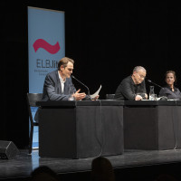 ELB.lit 2024: 25.10.: »Ich bin zu alt – such dir junge Künstler!«* Claudia Michelsen, Fabian Hinrichs und Knut Elstermann präsentieren die schönsten Künstlerkorrespondenzen ©Jörg Modrow